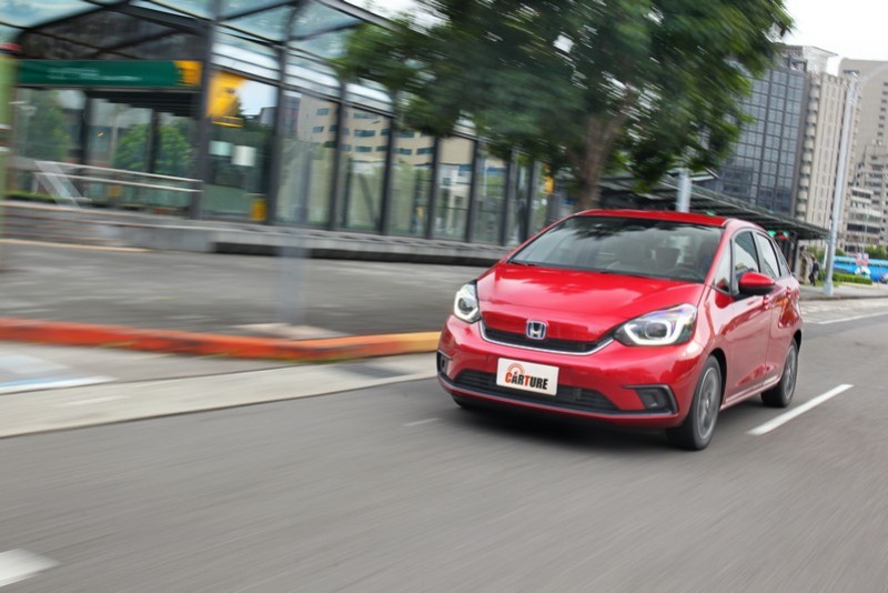 即便動能科技前衛,FIT e:HEV依然保有Honda車系靈巧易上手的動態操控特質。