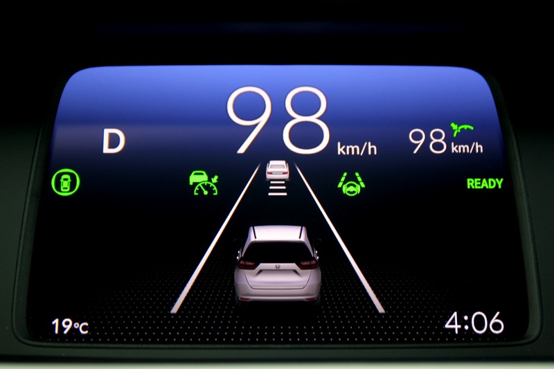 FIT e:HEV不僅配置ACC主動式車距調節定速巡航系統、CMBS碰撞緩解煞車系統、LKAS車道維持輔助系統、RDM道路偏移抑制系統及ABH遠光燈自動切換系統,同時更增添BSI盲點偵測警示系統與駕駛座膝部氣囊等主被動安全配備。