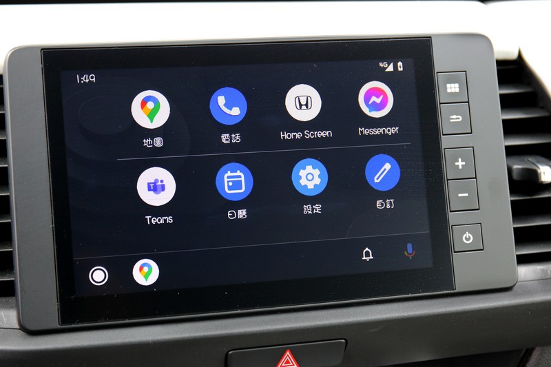 8吋觸控音響主機可透過Apple CarPlay或Android Auto，與你的智慧行動裝置相連結。