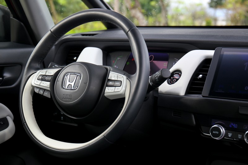 叢集式多功能方向盤與恆溫空調系統等設計,滿足全車乘員的需求。