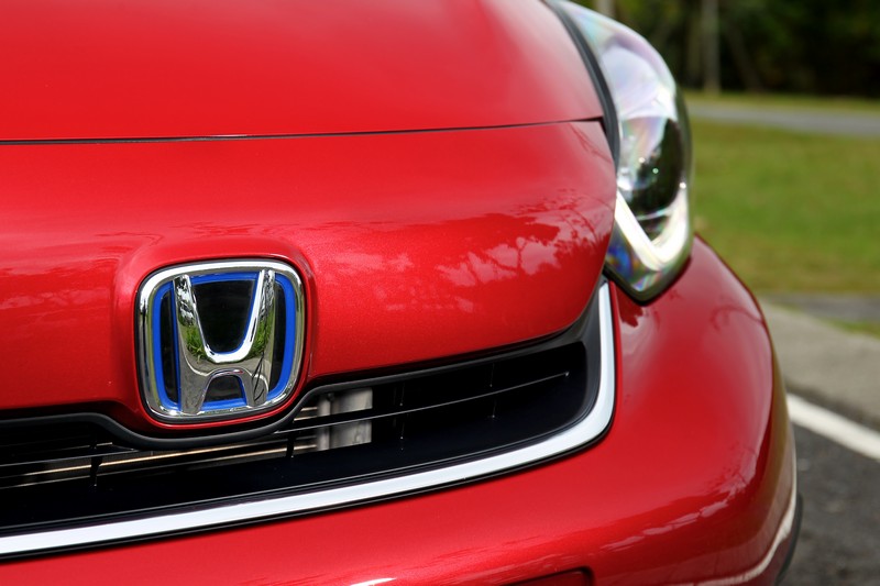 以藍色為基底的Honda廠徽連同Full LED Bi-Beam頭燈組,讓FIT e:HEV的科技感度滿載。