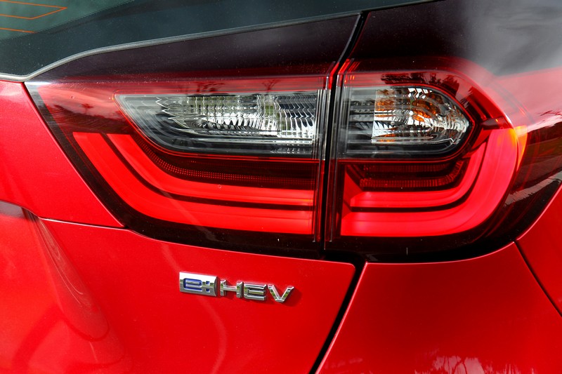 比照頭燈輪廓而來的尾燈線條,同樣呼應全車洋溢濃郁的仿生概念。