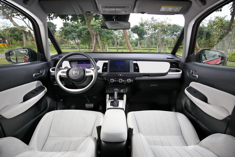 冰河白內裝套件所帶來的雙色調鋪陳,令車室呈現超乎級距的誘人質感。