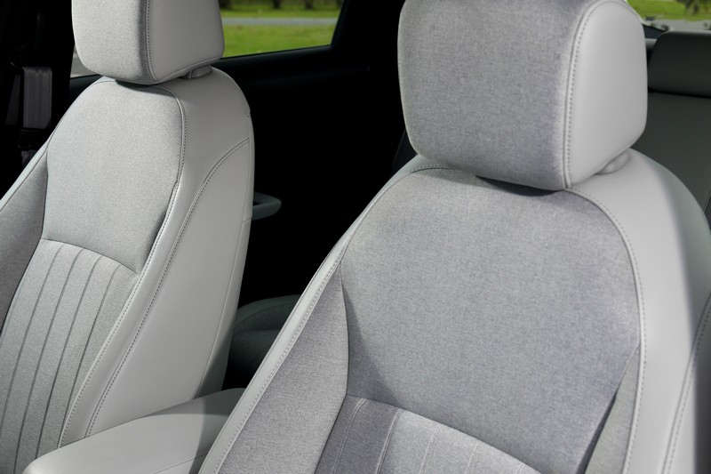 皮布雙織座椅以細膩的淺灰色織布搭配上比例剛好的白色皮革,呈現賞心悅目質感。