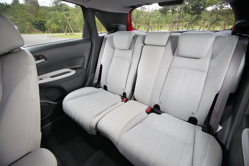 後座空間當然是FIT e:HEV的強項,同時帶來同級罕見的優勢乘坐舒適性。