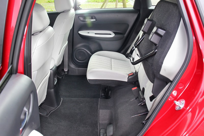 透過可60:40分離的後座椅調整以及後座椅墊向上收折設計,FIT e:HEV共計具備Tall Mode增高模式、Long Mode超長模式以及Utility Mode彈性模式等三種空間規劃。