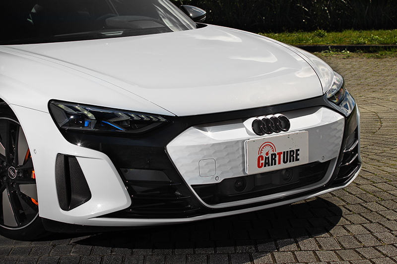 看到的車頭、Logo、側裙、後下擾流的黑色套件是選配,車身同色盾形護罩也是選配。