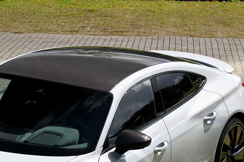 碳纖維車頂與後視鏡也是選配,沒選的話是全景是玻璃車頂。