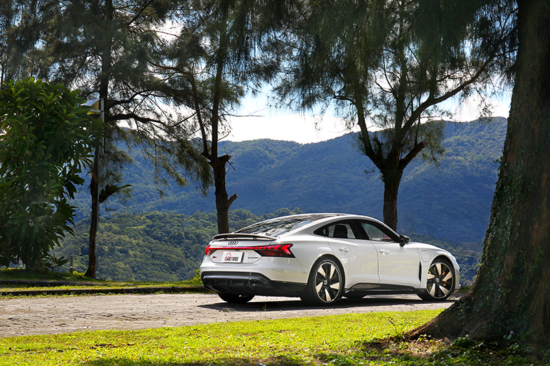 線條感強烈的RS e-tron GT,不論車頭還是車尾都迷人。