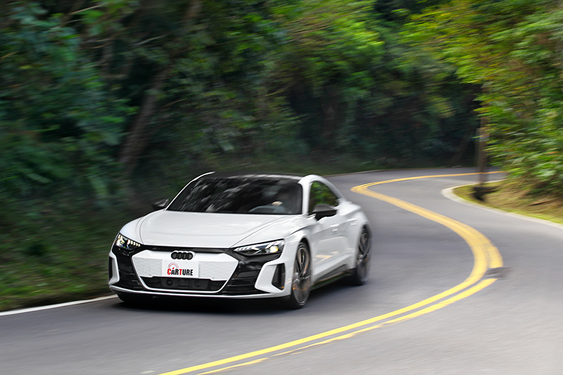 沒想到在平路溫文儒雅很舒適,來到彎道其表現竟變成讓人殺紅眼想一直殺彎。