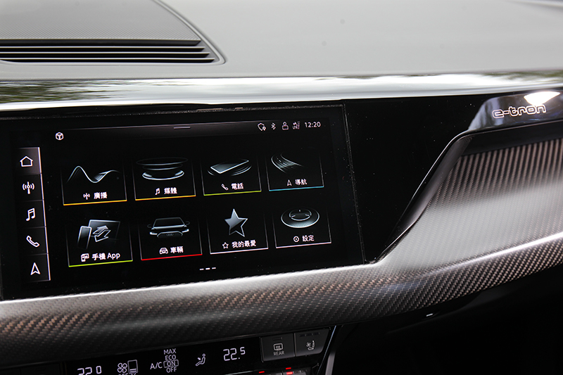 10.1吋中控螢幕與新MMI系統,於操作與手機連接都相當直覺便利。