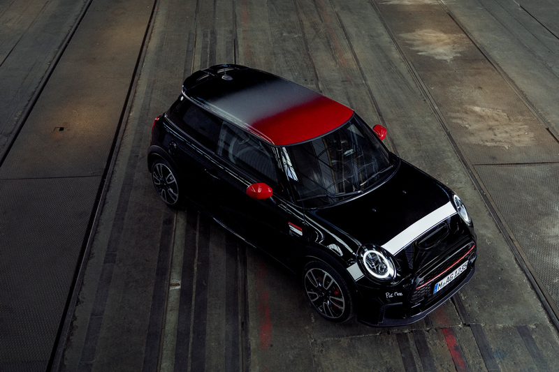 車頂採用黑銀紅漸層配色。