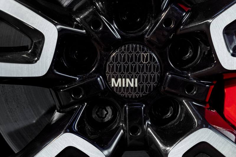 輪圈蓋與方向盤以鬱金香圖案點綴。