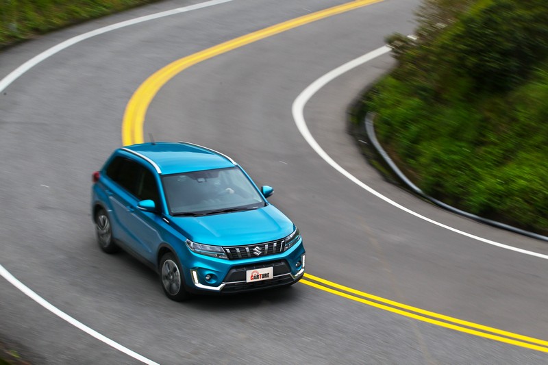 VITARA HYBRID具備SUZUKI Safety Support先進安全科技,包括ACC主動式安全車距巡航控制、BSM車側盲點偵測、DSBS雙感知器煞車輔助、ESS緊急煞車訊號警示、LDWS車道偏離警示、RCTA後方車側警示以及Weaving alert駕駛疲勞警示悉數列為標準配備。