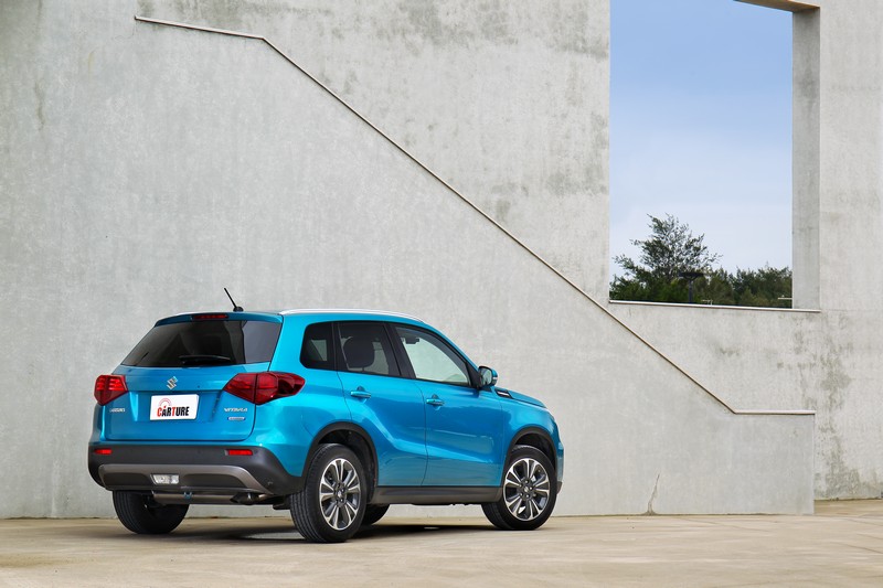 SUZUKI VITARA HYBRID加注嶄新渦輪增壓輕油電動能,一旦對上正處於浪頭的率性思潮設計,當然令人愛不釋手。