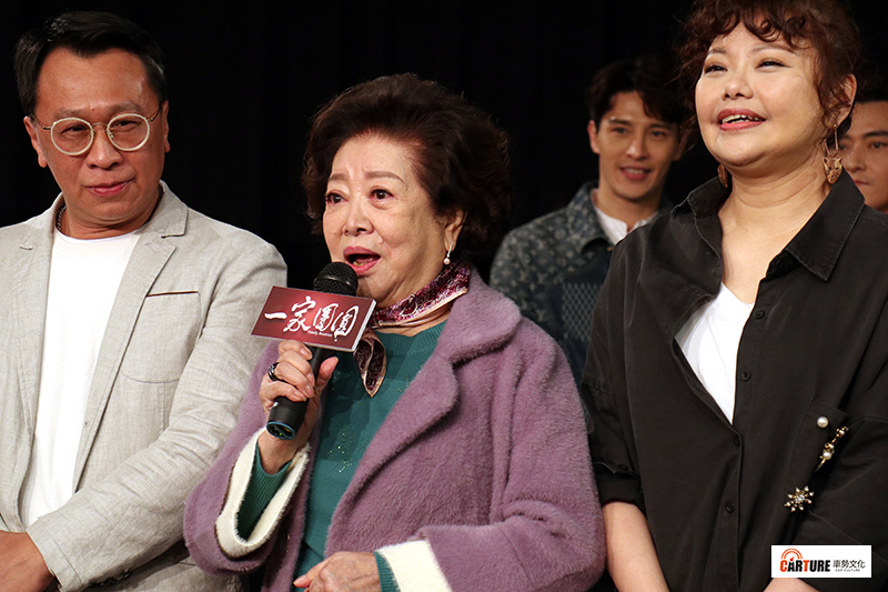 【車勢星聞】三立《一家團圓》年輕演員就佩服地說:「這麼神勇,可以去支援烏克蘭了!」,陳淑芳也帥氣回說:「明天就出發!」