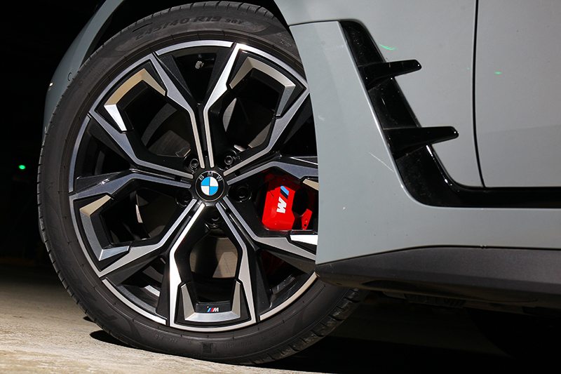 圈胎規格為前245/40 R19、後255/40 R19。