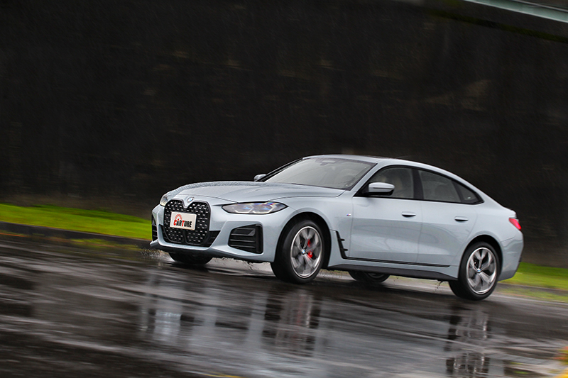 開BMW當然不能只踩油門，還要好好體驗過彎樂趣才行。