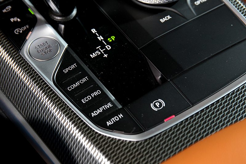 選配的M跑車化電子懸吊按下排檔旁的駕駛模式就可調整軟硬。