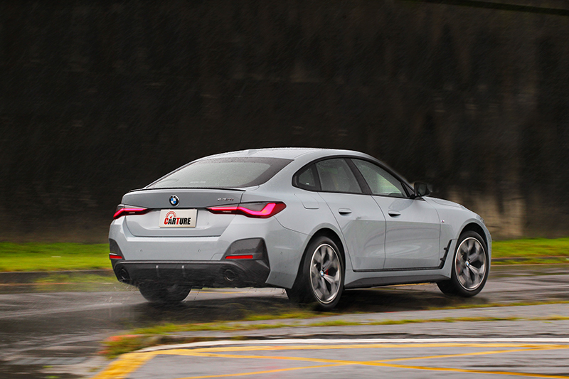 按下排檔旁的駕駛模式就可調整選配的M跑車化電子懸吊軟硬。