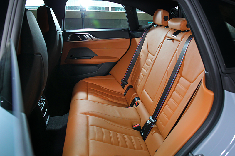 2,856mm軸距帶來不俗後座空間，而多了後車門讓進出更便利了。