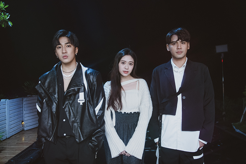 【車勢星聞】陳零九(右)淋雨騎檔車載妹沿海兜風羨煞粉絲。(圖:滾石唱片提供)