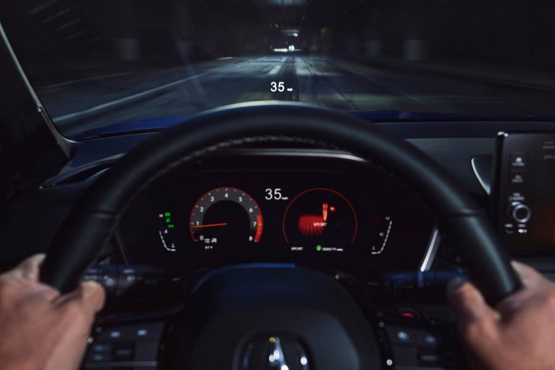 配備10.2吋數位儀表與5.3吋HUD。