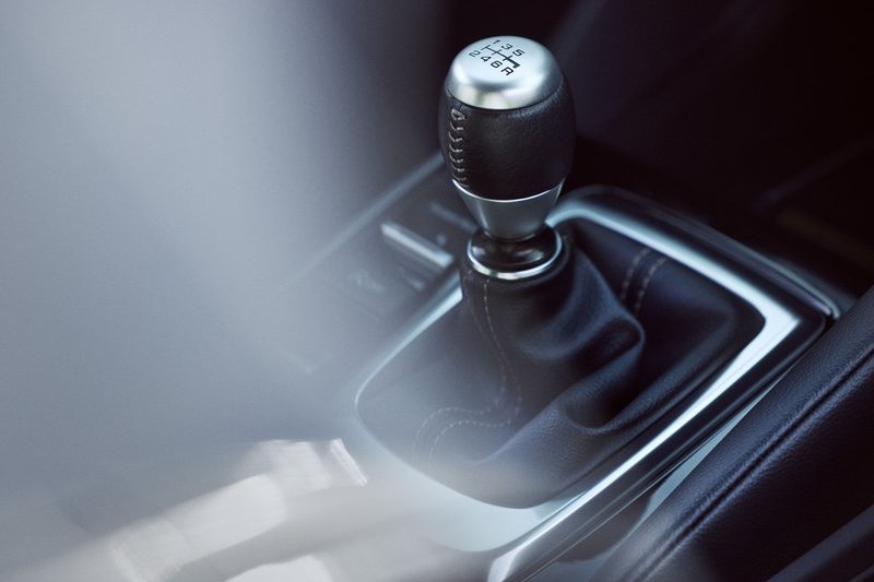 除了六速手排也提供CVT變速箱。