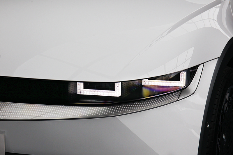 Parametric Pixel頭尾燈組造型特別,讓人有打電動感覺。