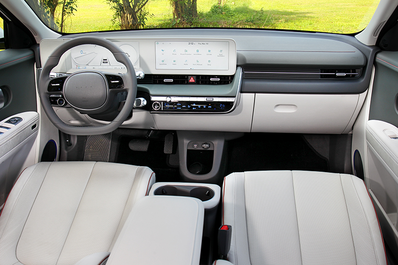 Ioniq 5不僅簡約也相當具有未來感,建議加價選白色內裝來提升開闊感。