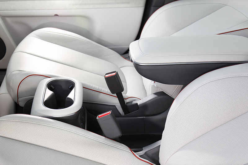 中央扶手可前後移動,創造沒有隔閡開闊的前座空間。