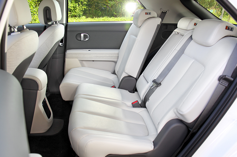 3,000mm軸距與椅背可大幅傾斜和前後移動功能,有多寬敞舒適應該想像得到吧。