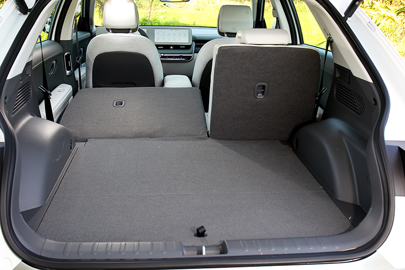 行李廂具有527~1587公升容積。