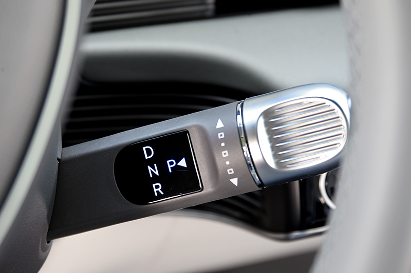 因旋鈕式線傳排檔設計能省去傳統鞍座,進而創造無阻礙空間感。