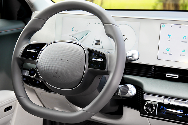 方向盤造型可愛帶點復古,雙幅式設計在使用半自動駕駛雙手也有舒適擺放位置。