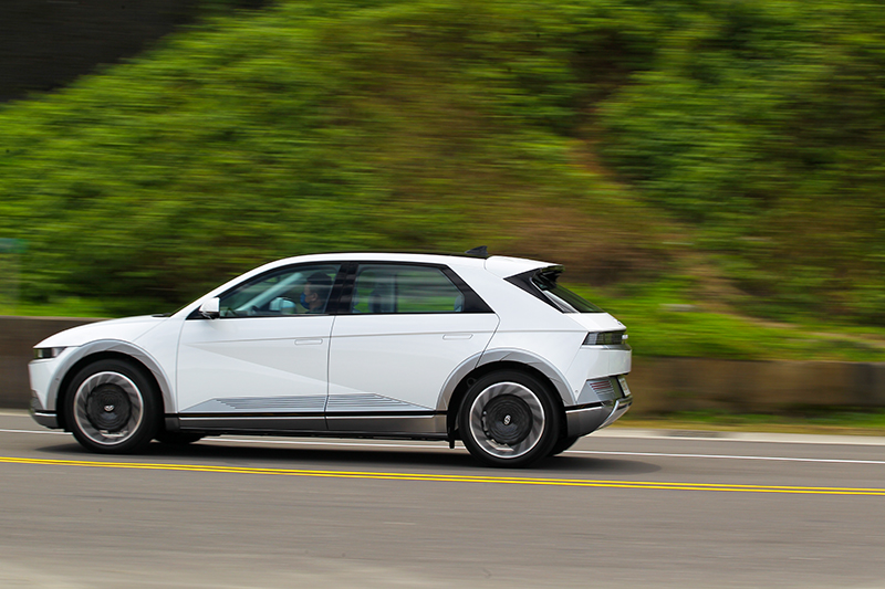 雖具有306hp/61.9kgm最大動力輸出,但實際輸出反應像似大排量燃油車。