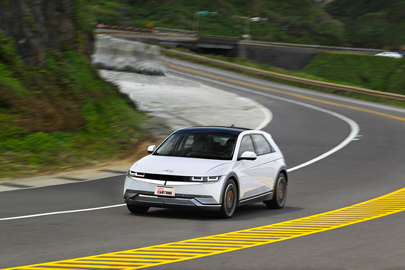 因電池位置所以Ioniq 5有著低重心特性,因此在彎中帶來穩定且有樂趣的駕駛感受。