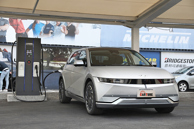 Ioniq 5可支援400V/800V輸入電壓及可相容350kW超高速充電樁,5分鐘補充超過110km續航里程,18分鐘內即可補充10%~80%電量。