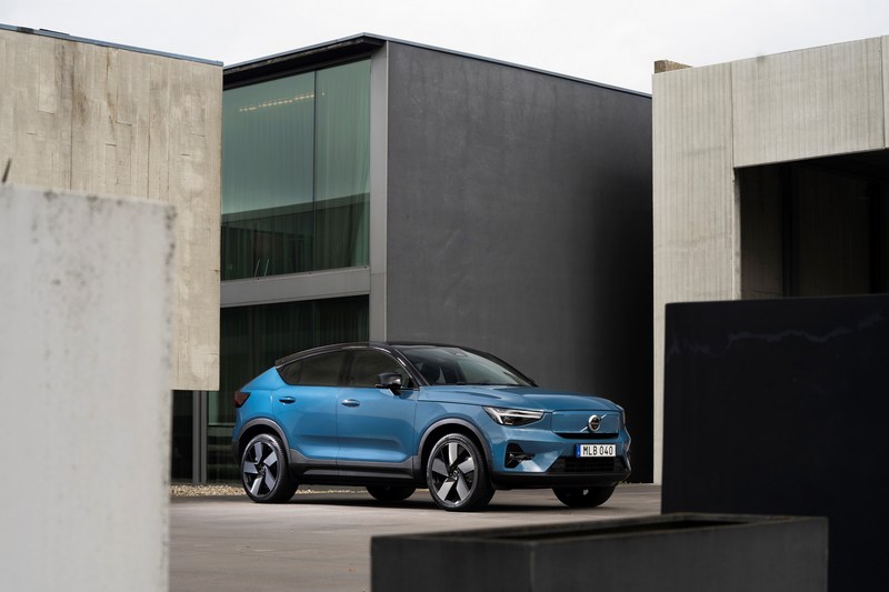 開C40 Recharge去Starbucks喝杯咖啡休息一下，40分鐘後就有90%電量了。