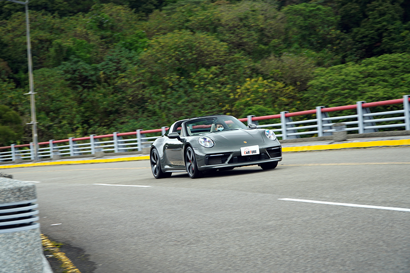 進化置992世代的911,高度穩定性讓多數人都可以輕鬆地駕馭,911 Targa 4S配置四輪傳動系統,另在試駕車上選配有保時捷動態與底盤控制系統(PDCC)與後輪轉向系統,在穩定中再增添靈活性,操駕起來更得心應手。