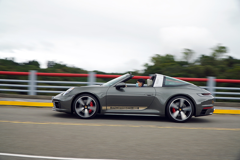 有別於Coupe硬頂與Cabriolet敞篷的可掀式車頂,調性也介於兩者之間。