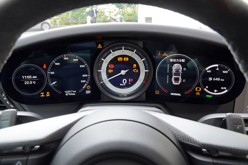 除了維持轉統的置中轉速錶,兩側已改為液晶數位顯示幕,在維持五環架構下,可選擇不同地顯示功能。