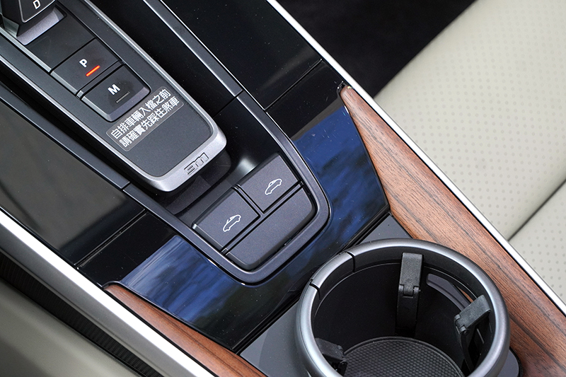 頂篷開啟開關就設置於中央鞍作中央,須持續按壓方可操作。