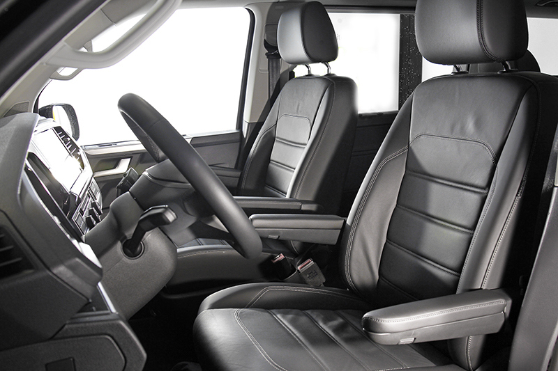 前座採用真皮包覆，副駕駛座沒有電動調整功能。