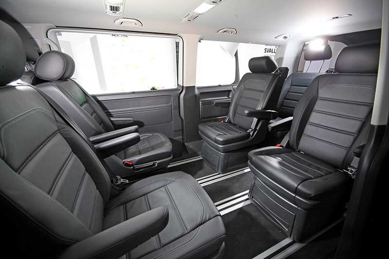 第二排也有旋轉功能,但該車型少了多功能會議桌。