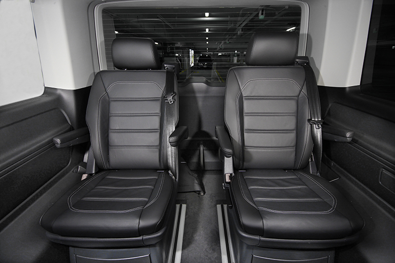 滑軌系統與尺碼設定,就算第四排也有舒適的乘坐環境。