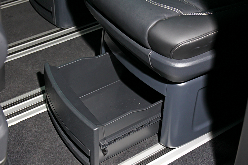 後座每張座椅下方都配有抽屜收納空間。