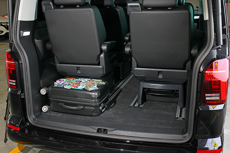 八人滿座時仍具有一定置物空間。