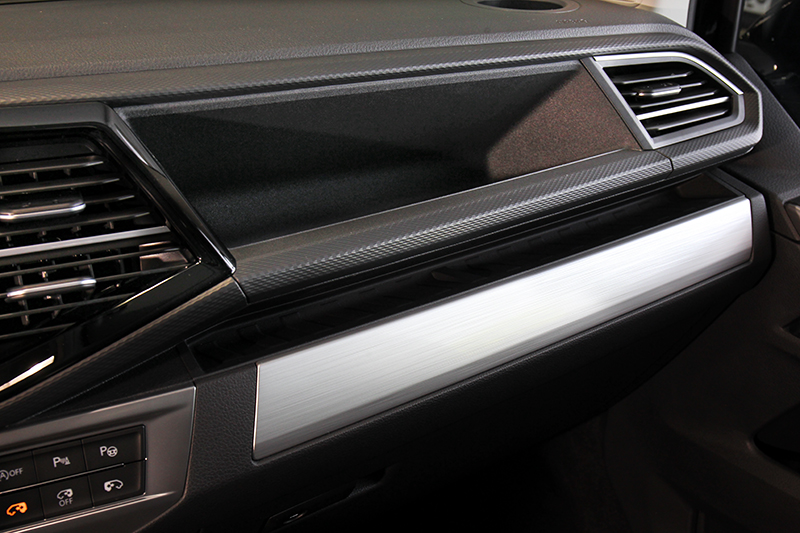 Comfortline與LWB車型儀表平台配鋁質飾板。
