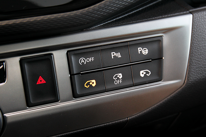 雙電動側滑門與自動停車輔助都是便利貼心配備。